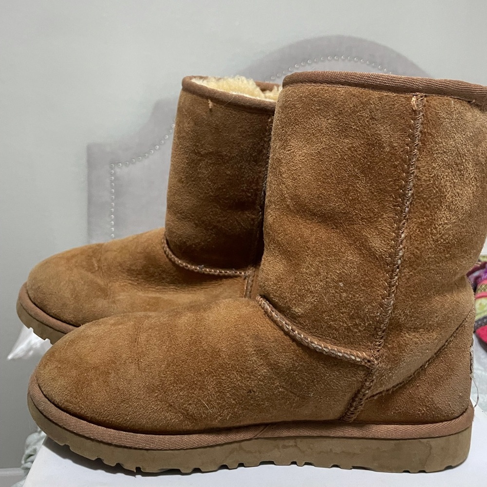 Mid calf Ugg’s 5 in youth 7 in women’s